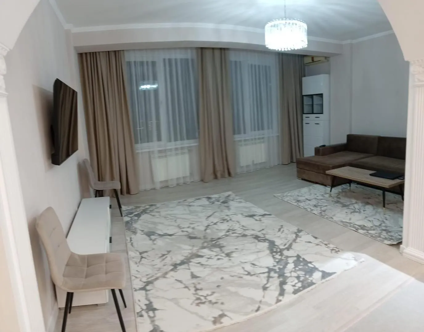 Вид На Горы И Форум Almaty Apartment